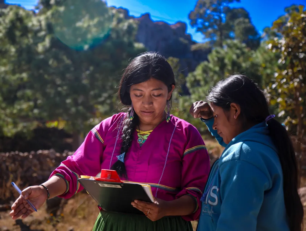 Ha Ta Tukari. Women from the Wixárika Intercultural Team working on the dry toilet project. Photo by Patricio Orden.